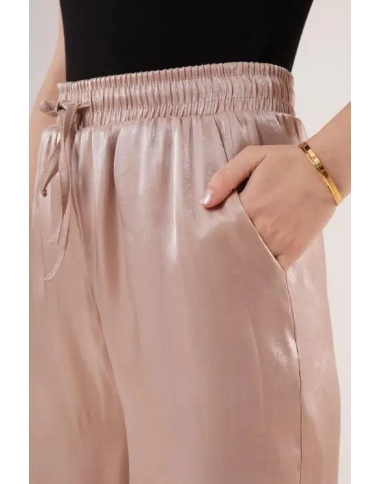 Parlak Görünümlü Cepli Bej Bol Paça Pantolon
