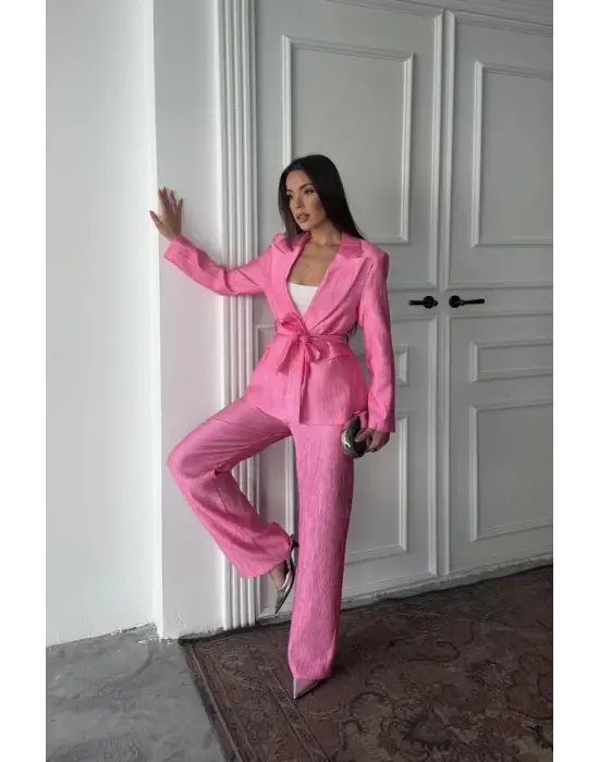 Omarı Parlak ve Şık Pembe Takım