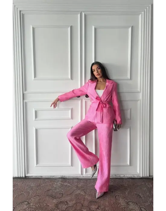 Omarı Parlak ve Şık Pembe Takım