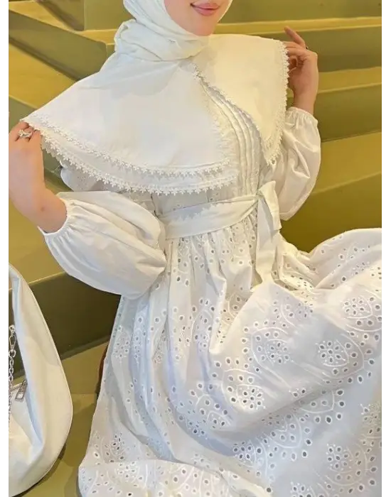 Omarı Zarif Dantel Detaylı Beyaz Elbise