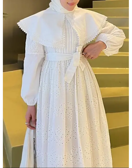 Omarı Zarif Dantel Detaylı Beyaz Elbise