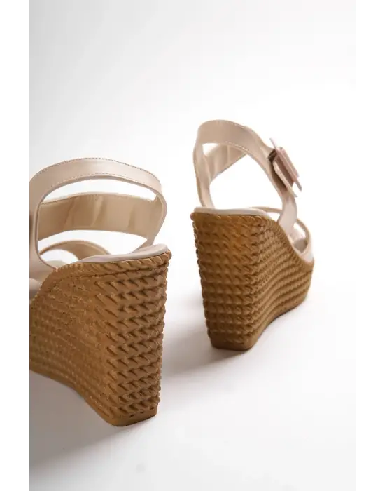 Rahat Lastikli Dolgu Topuklu Bayan Sandalet