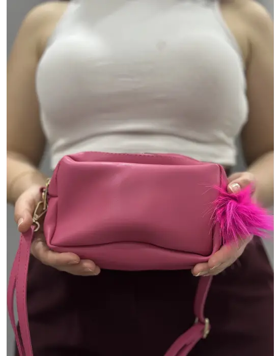 Omarı Parlak Fuşya Ponpon Detaylı Cilt Çantası
