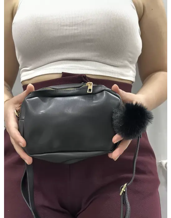 Omarı Şık ve Pratik Siyah Ponponlu Çanta