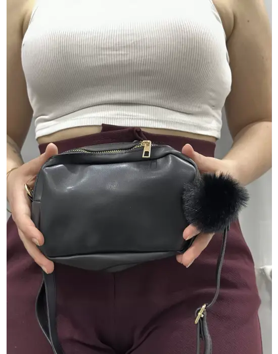 Omarı Şık ve Pratik Siyah Ponponlu Çanta