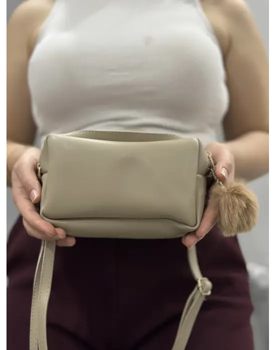 Omarı Sevimli Ponpon Detaylı Vizon Cilt Çantası