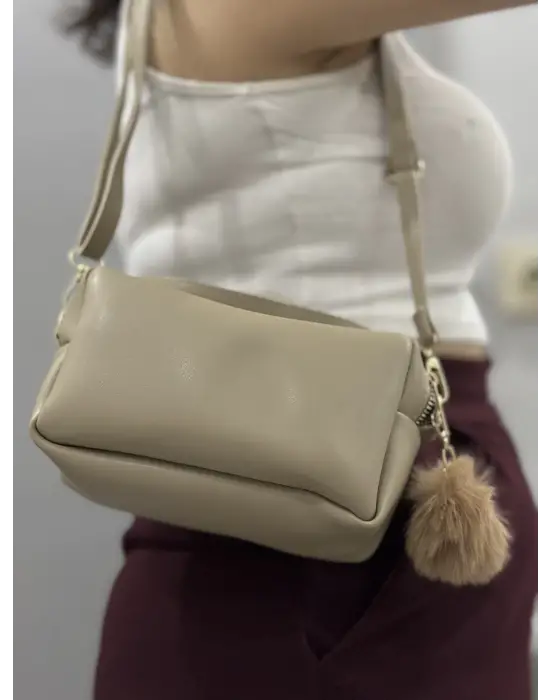 Omarı Sevimli Ponpon Detaylı Vizon Cilt Çantası