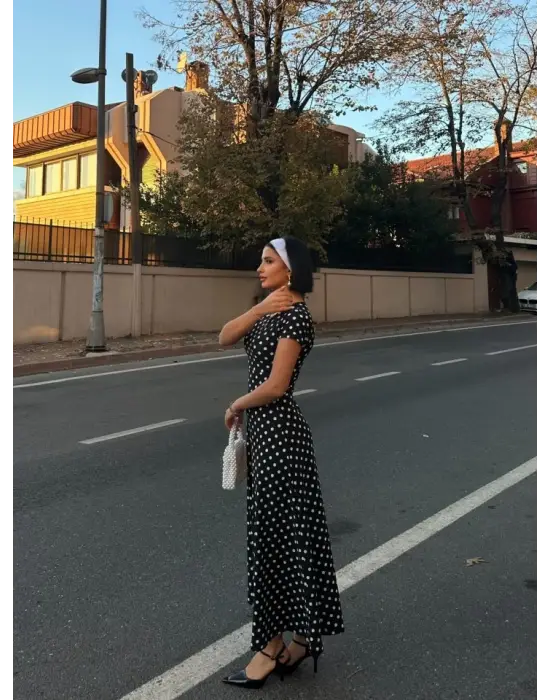 Omarı Şık ve Rahat Kadın Puantiyeli Maksi Elbise
