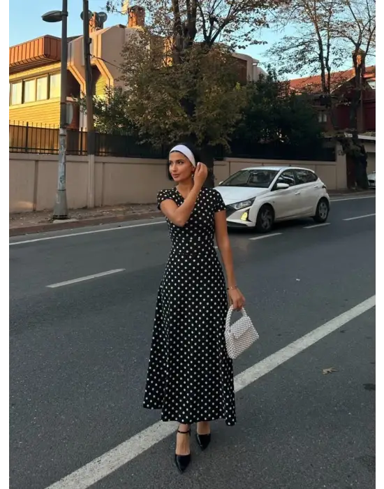 Omarı Şık ve Rahat Kadın Puantiyeli Maksi Elbise