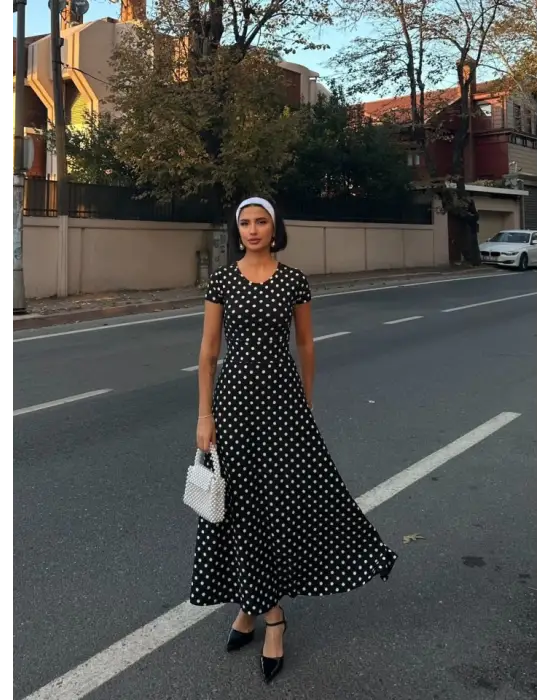 Omarı Şık ve Rahat Kadın Puantiyeli Maksi Elbise