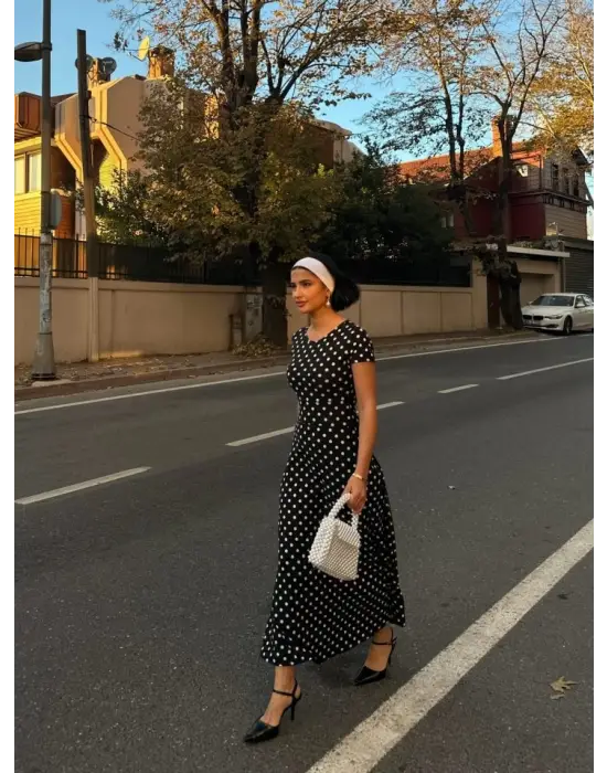 Omarı Şık ve Rahat Kadın Puantiyeli Maksi Elbise