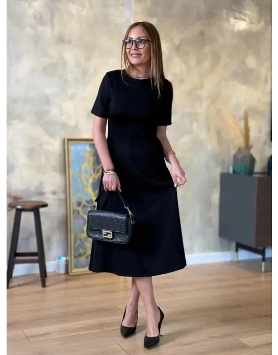 Omarı Rahat Ve Şık Kadın Midi Elbise