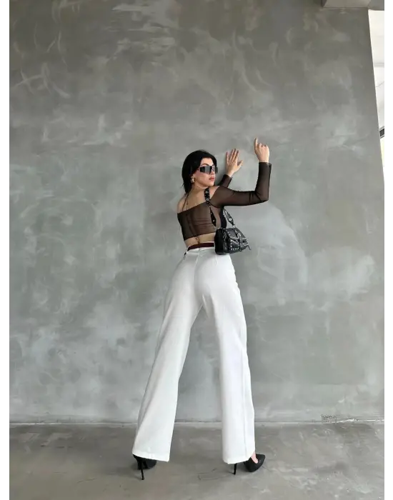 Omarı Yaz Şıklığına Uygun Beli Kemerli Beyaz Pantolon