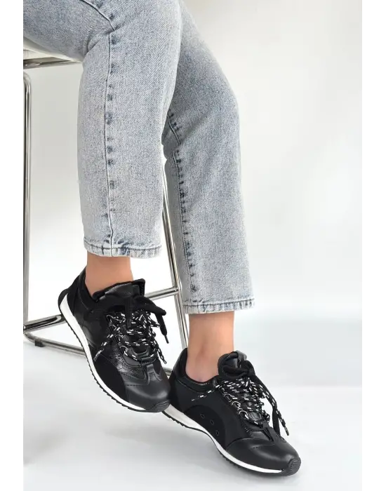 Reat Siyah Cilt Bağcıklı  Paraşüt Detaylı Spor Ayakkabı