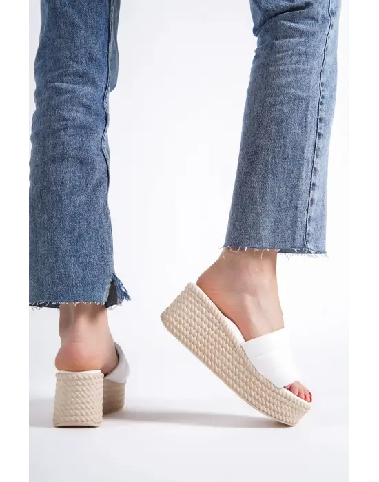 REINA Dolgu Topuklu Rahat tabanlı ayakkabı Tabaan Örgü detaylı Görünümlü Bayan Terlik CKısa Topuk - Beyaz