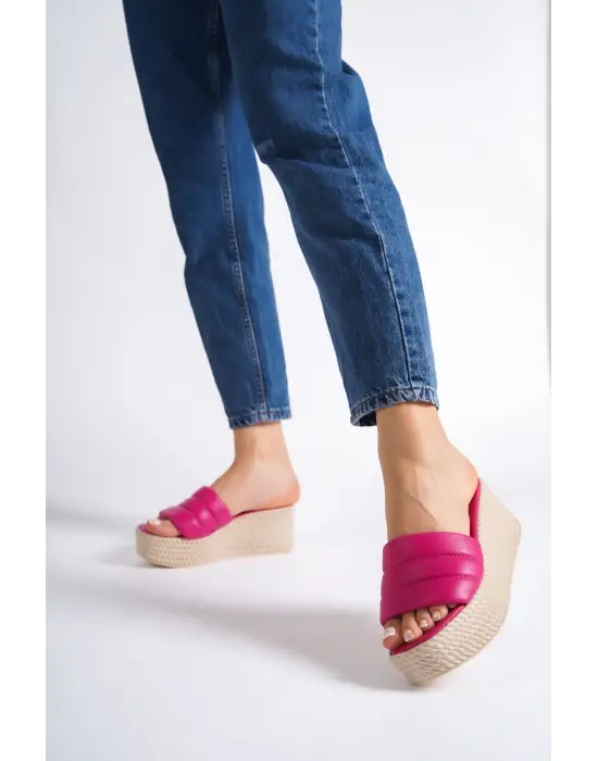 REINA Dolgu Topuklu Rahat tabanlı ayakkabı Tabaan Örgü detaylı Görünümlü Bayan Terlik CKısa Topuk - Fuşya