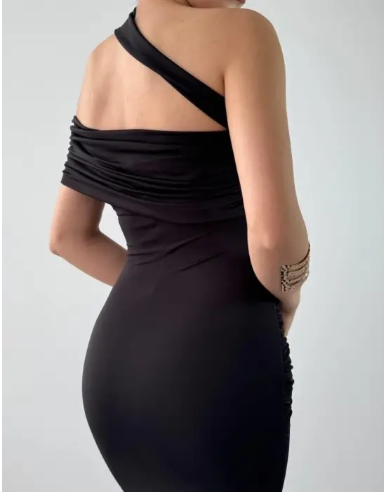 Omarı Çapraz Omuz Tasarımıyla Elegan Elbise