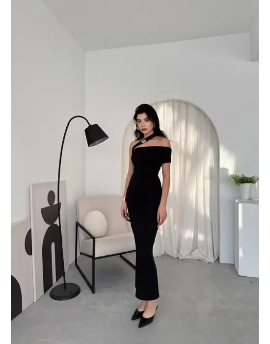 Omarı Çapraz Omuz Tasarımıyla Elegan Elbise