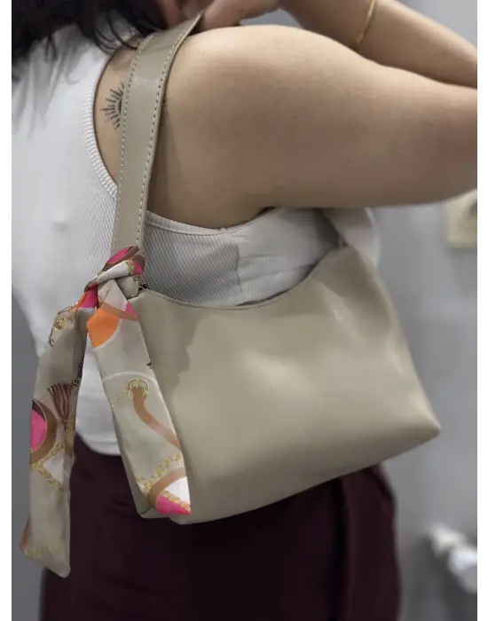 Omarı Yumuşak ve Şık Bej Deri Çanta