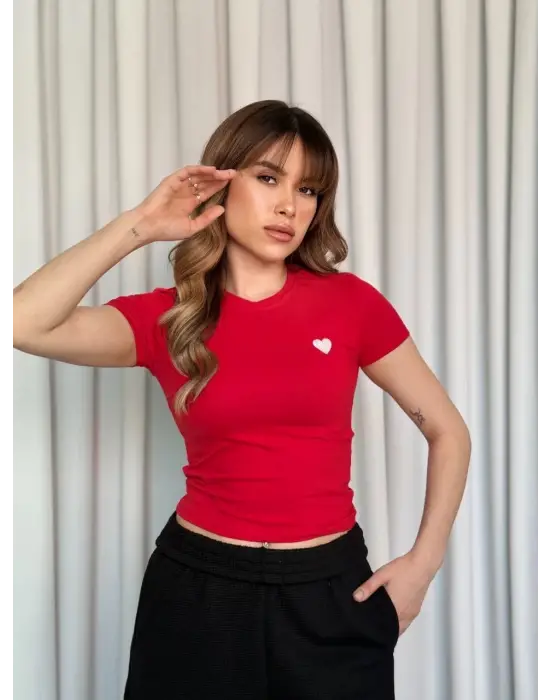 Omarı Kırmızı Kalpli Bluz - Trendy ve Şık Tasarım!