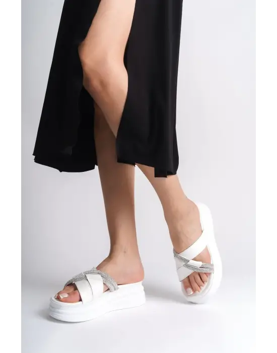 Modern Beyaz Çapraz Şeritli Kalın Tabanlı Ayakkabı