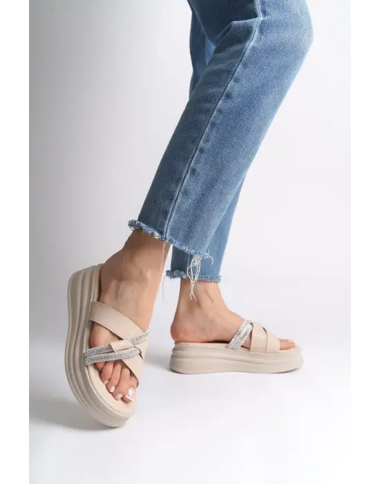 RUBY Düz Topuklu Taşlı Çapraz Şeritli Kalın ve Rahat tabanlı ayakkabı Tabaan Bayan Terlik  CKısa Topuk - Krem