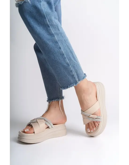 Estetik Çapraz Şeritli Rahat Tabanlı Bayan Terlik