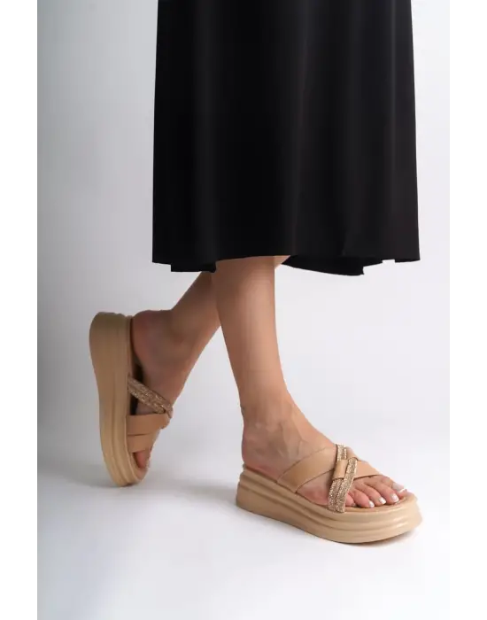 RUBY Düz Topuklu Taşlı Çapraz Şeritli Kalın ve Rahat tabanlı ayakkabı Tabaan Bayan Terlik  CTT - Ten