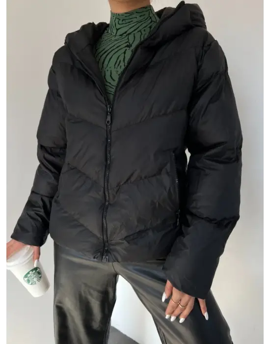 Omarı Siyah Kışlık Mont Sabit Kapşonlu ve Fermuarlı