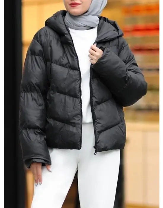 Omarı Siyah Kışlık Mont Sabit Kapşonlu ve Fermuarlı