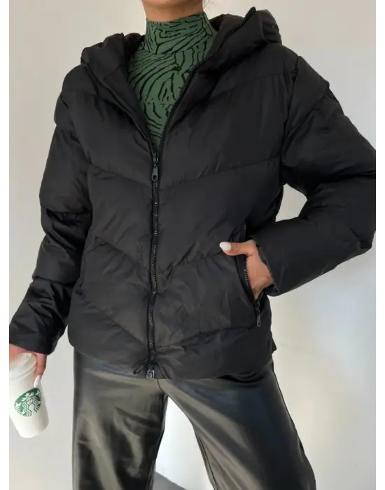 Omarı Siyah Kışlık Mont Sabit Kapşonlu ve Fermuarlı