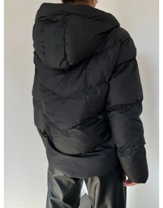 Omarı Siyah Kışlık Mont Sabit Kapşonlu ve Fermuarlı