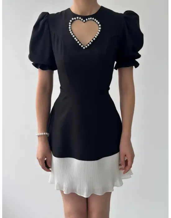 Omarı Zarif Dantel Detaylı Kalp Desenli Elbise