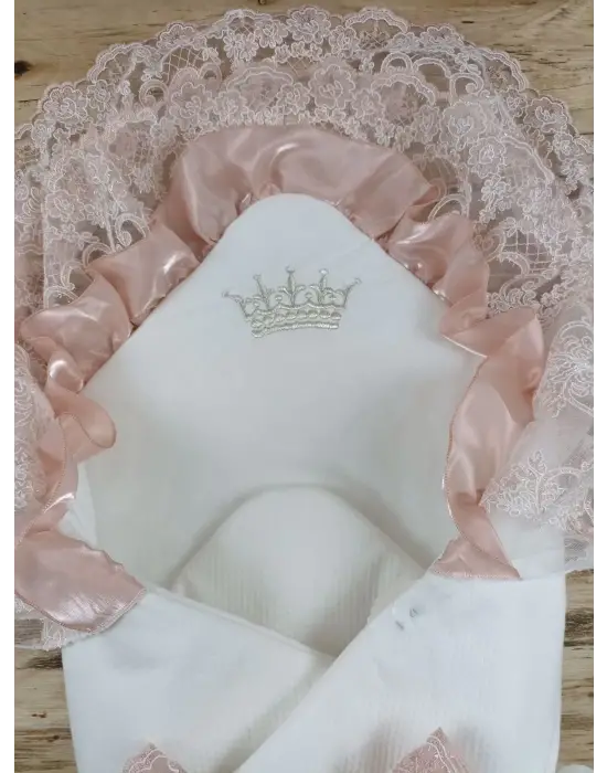 Zarif Taç Nakışlı İnci Ve Fiyonklu Kundak Bebek Battaniye