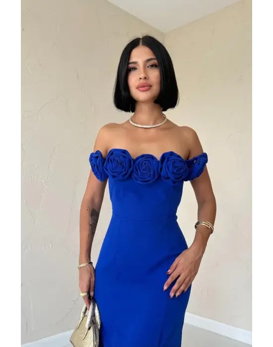 Omarı Güllerle Süslenmiş Şık Elbise