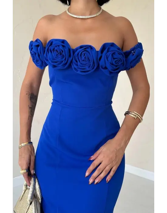 Omarı Güllerle Süslenmiş Şık Elbise