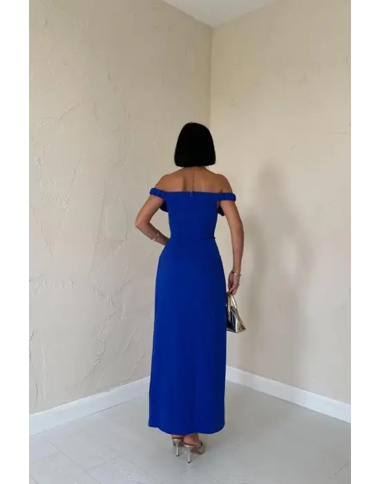 Omarı Güllerle Süslenmiş Şık Elbise