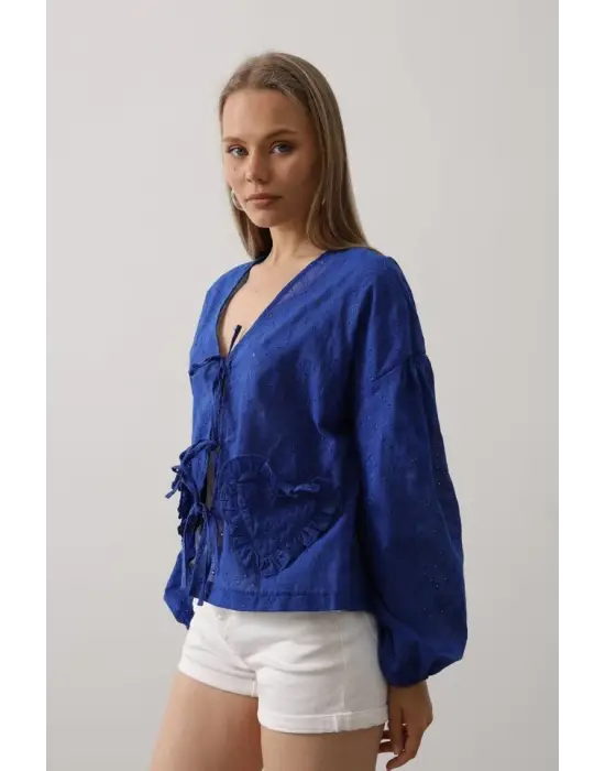 Omarı Şık Bağlamalı Kalp Detaylı Brode Bluz