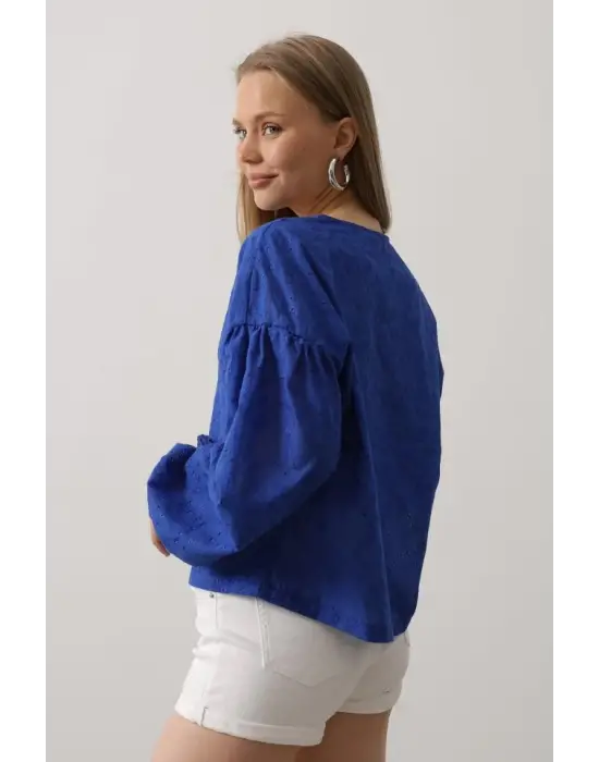 Omarı Şık Bağlamalı Kalp Detaylı Brode Bluz