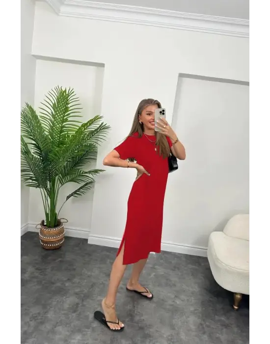 Omarı Şık ve Rahat Yırtmaç Detaylı Elbise