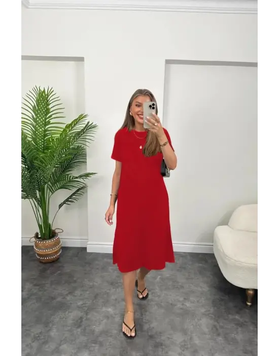 Omarı Şık ve Rahat Yırtmaç Detaylı Elbise