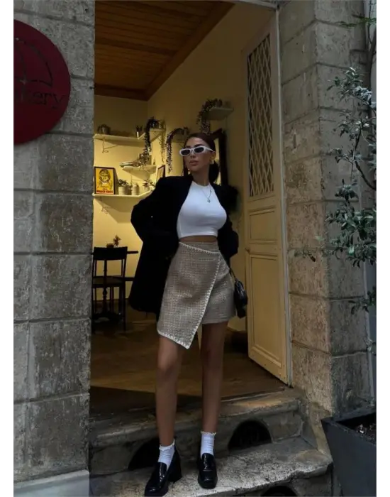 ŞANELKAPAKLI ÇOBAN DİKİŞ DETAYLI KISA ETEK - Bej