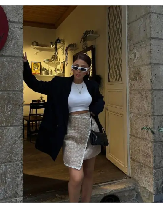 ŞANELKAPAKLI ÇOBAN DİKİŞ DETAYLI KISA ETEK - Bej