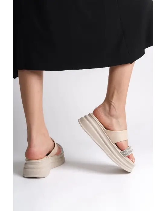 Zarif Taşlı ve Rahat Tabanlı Bayan Terlik