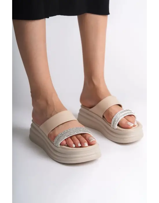 Zarif Taşlı ve Rahat Tabanlı Bayan Terlik