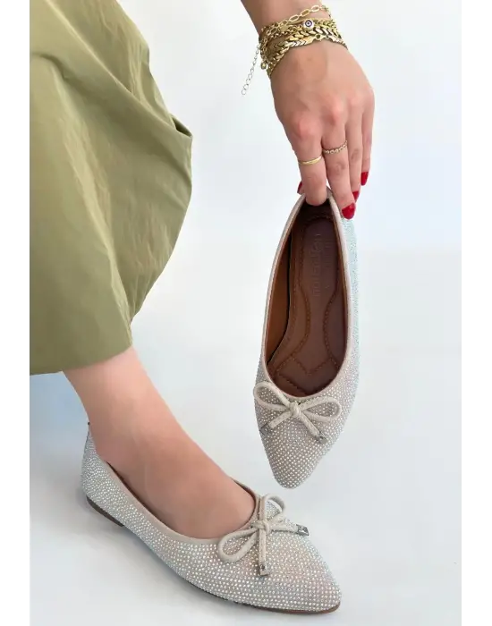 Omarı Saten İşlemeli Bej Babet Ayakkabı