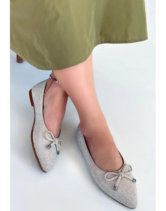 Omarı Saten İşlemeli Bej Babet Ayakkabı