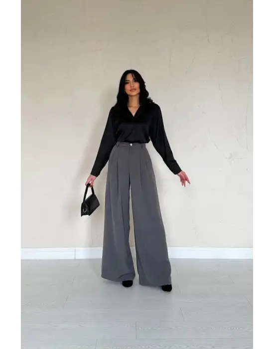 Omarı Şıklığıyla Büyüleyen Siyah Saten Gömlek