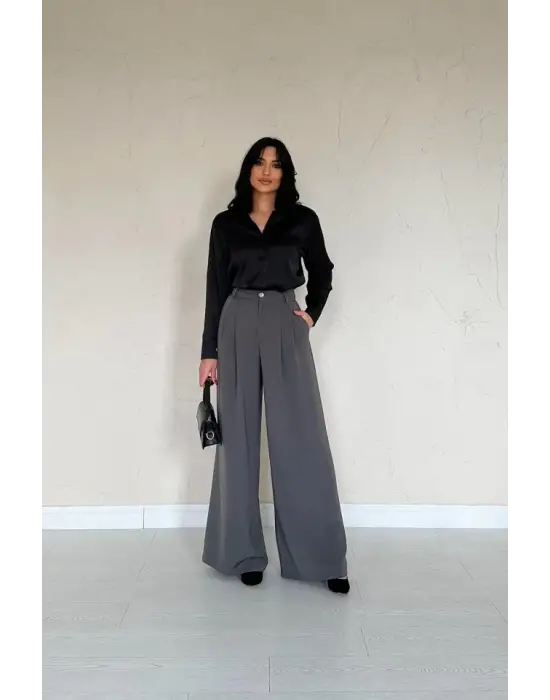 Omarı Şıklığıyla Büyüleyen Siyah Saten Gömlek