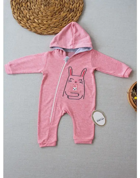 Omarı Yumuşak Kapşonlu Tavşan Nakışlı Bebek Tulumu Pembe